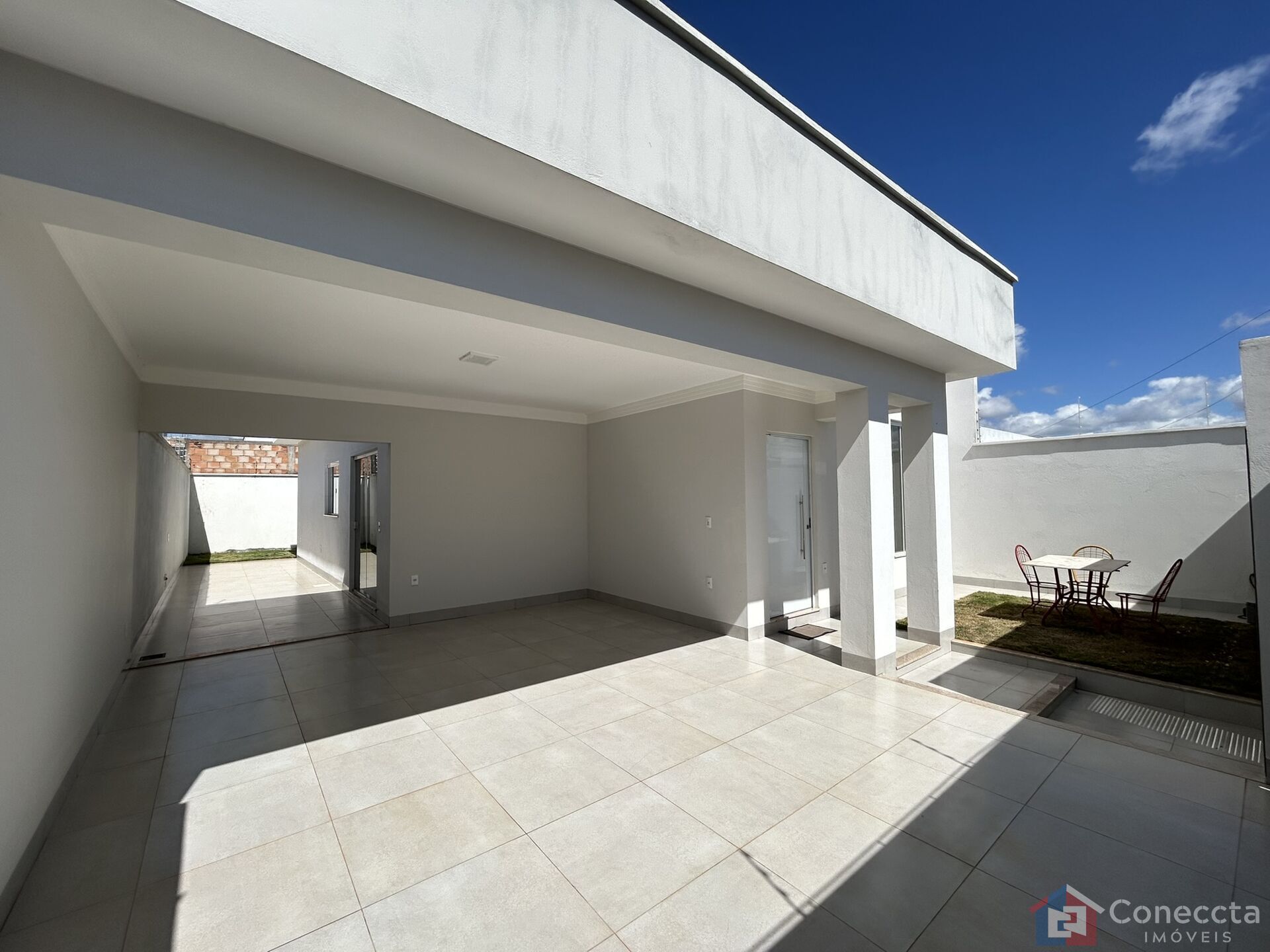 Casa à venda com 3 quartos, 126m² - Foto 1