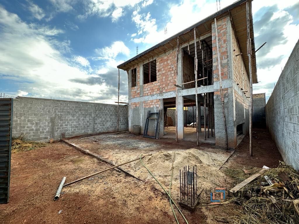 Casa à venda com 3 quartos, 250m² - Foto 1