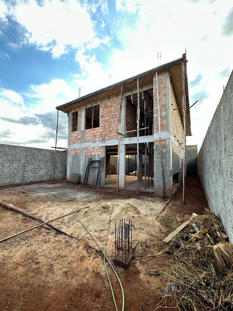 Casa à venda com 3 quartos, 250m² - Foto 2