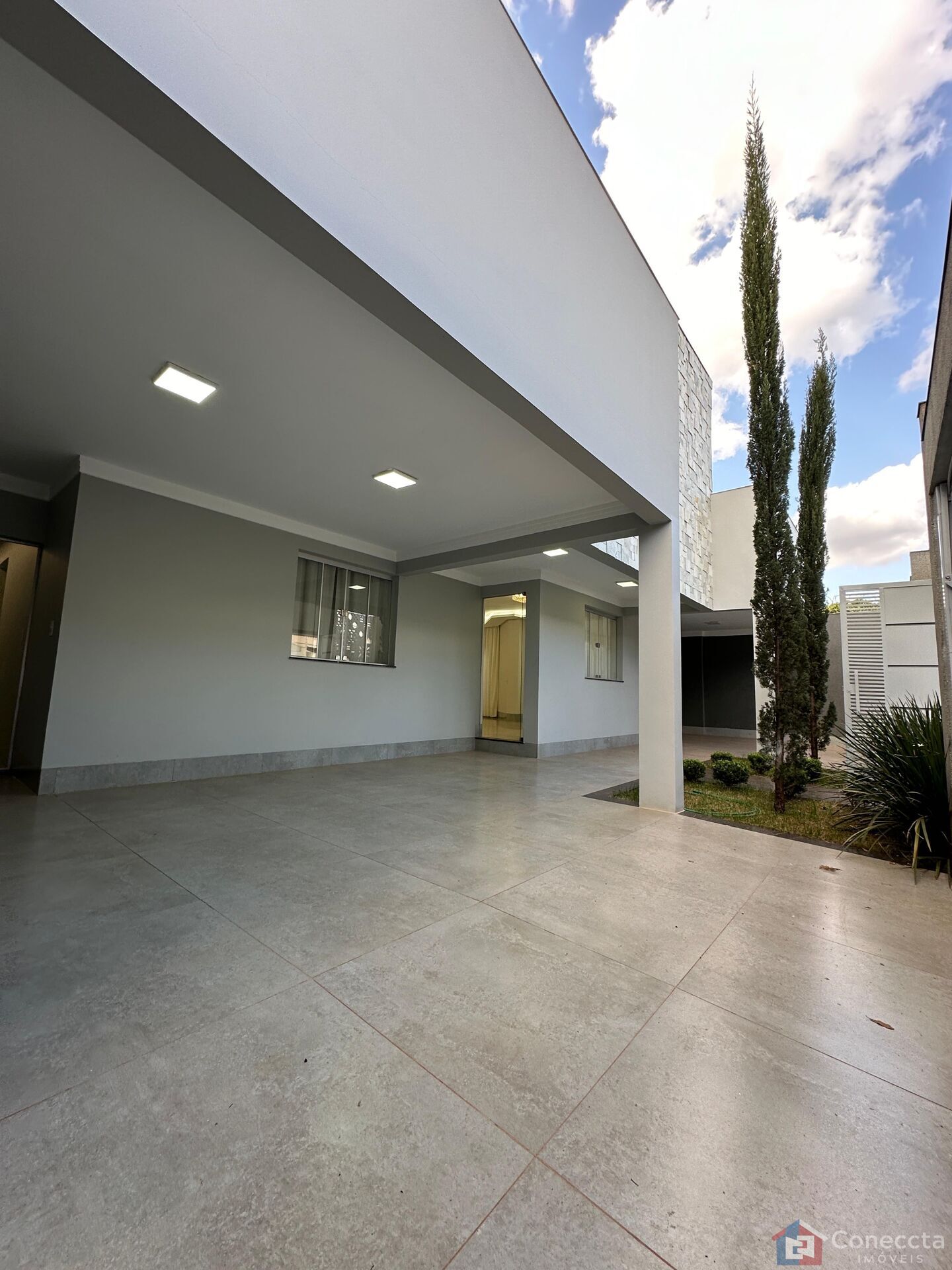 Casa à venda com 3 quartos, 326m² - Foto 1