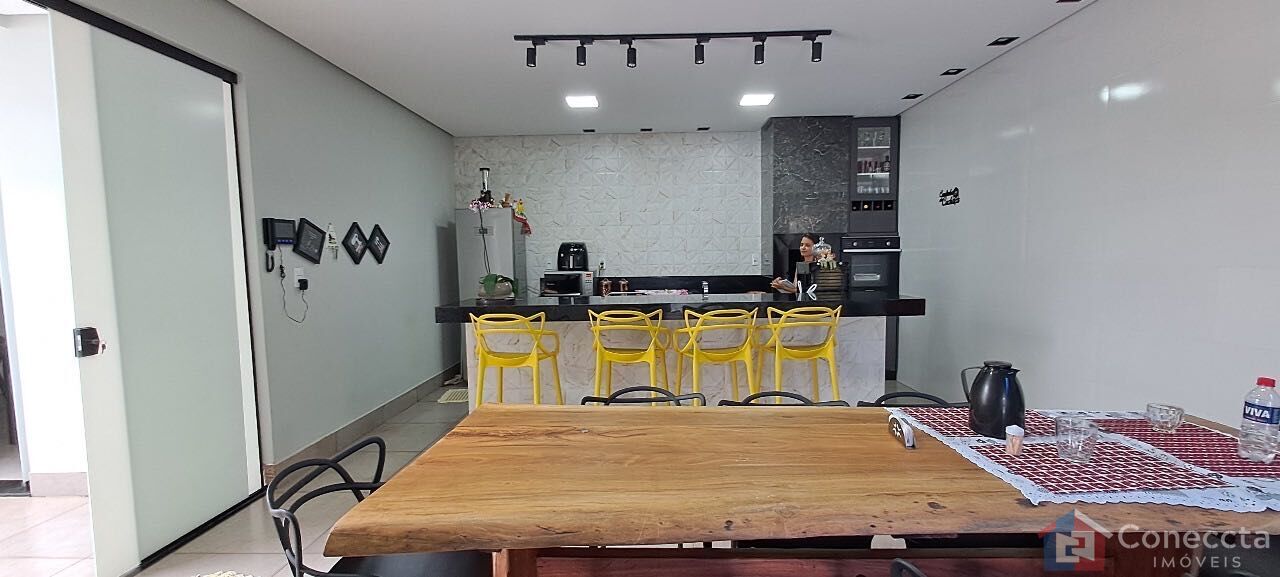 Casa à venda com 3 quartos, 253m² - Foto 1