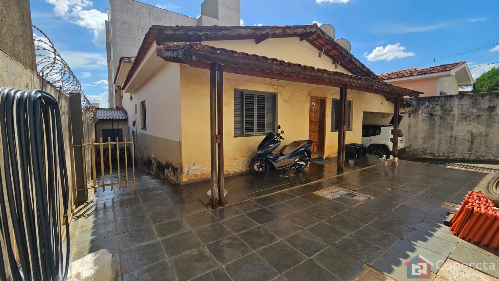 Casa à venda com 4 quartos, 255m² - Foto 2