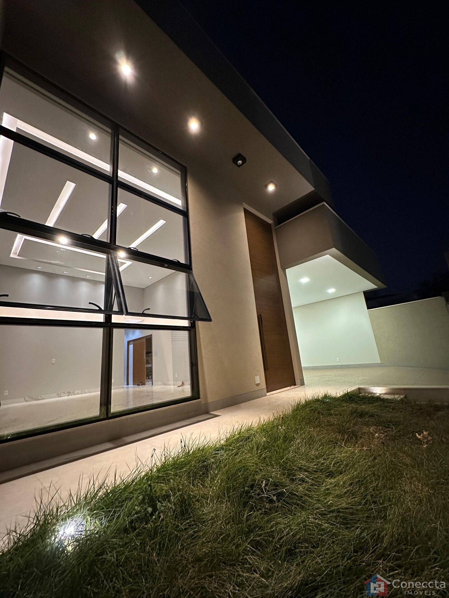 Casa à venda com 4 quartos, 214m² - Foto 1