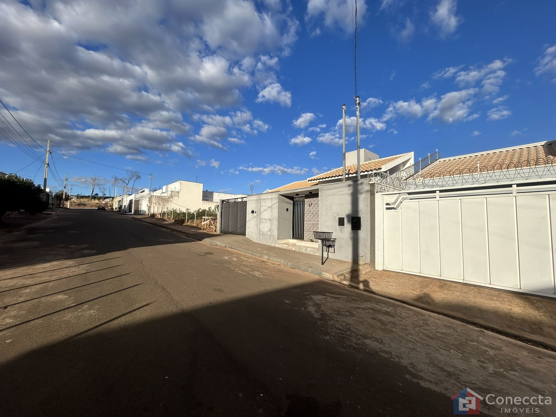 Casa à venda com 4 quartos, 177m² - Foto 1