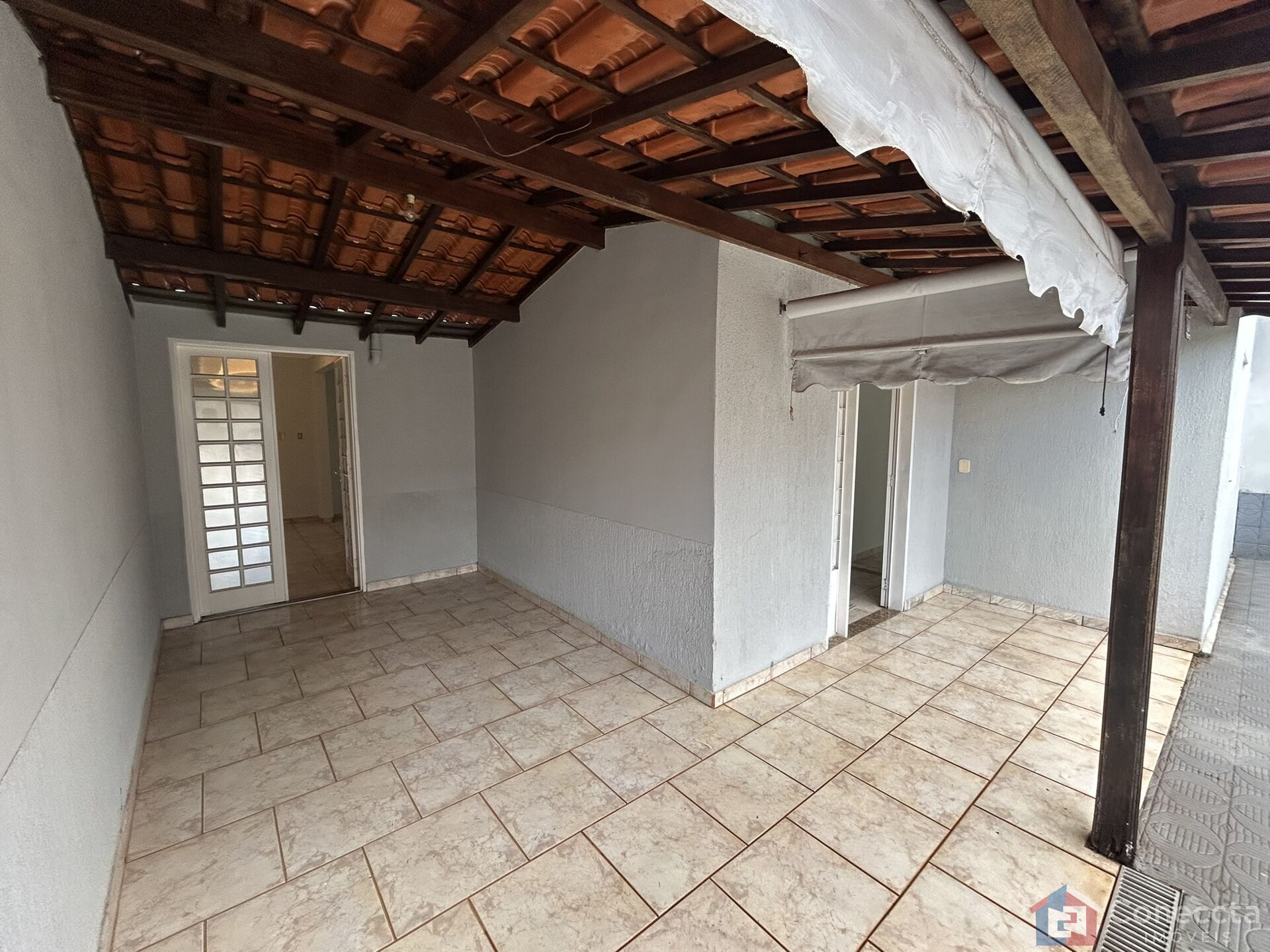 Casa à venda com 3 quartos, 166m² - Foto 1