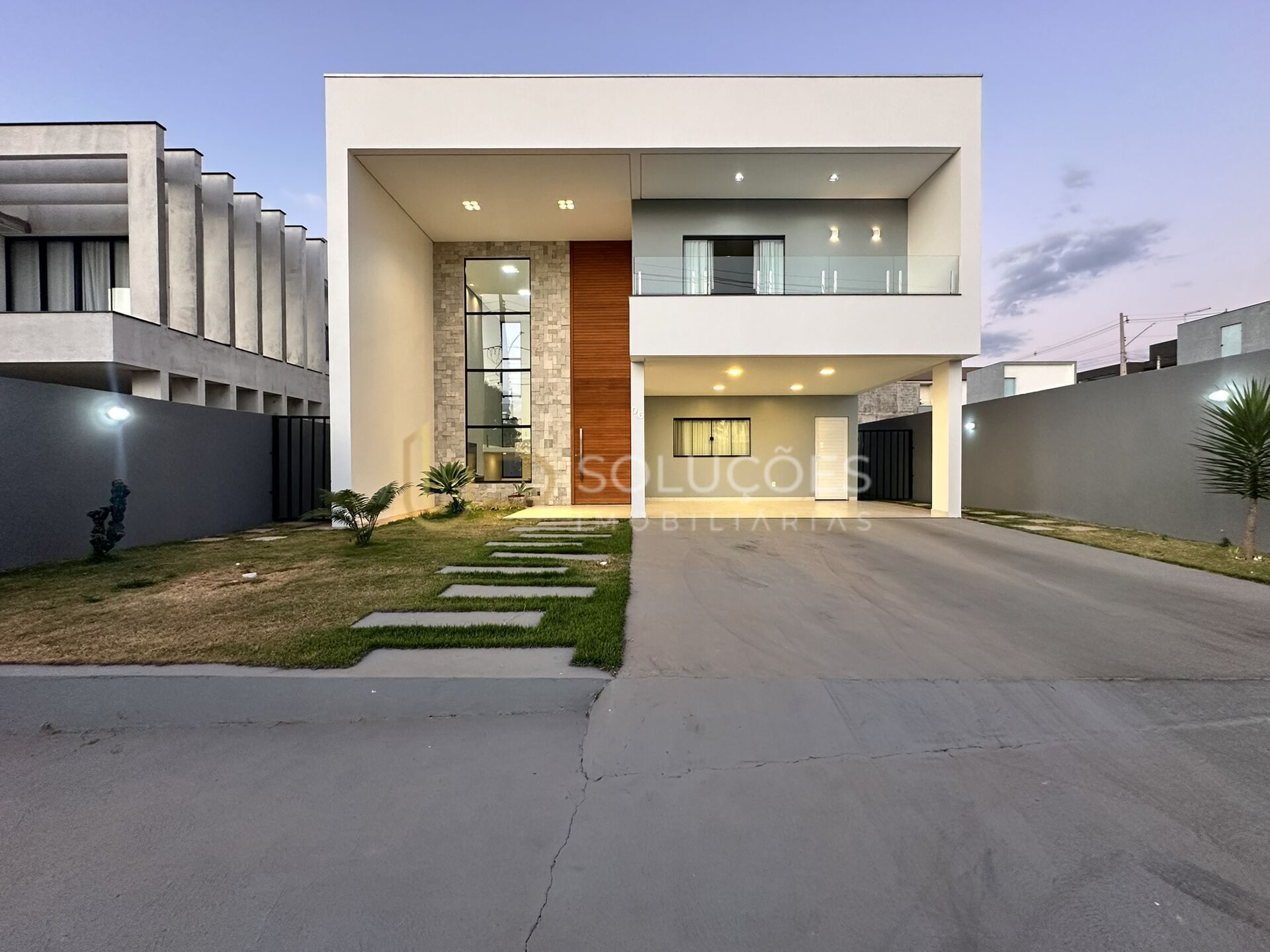 Casa de Condomínio à venda com 4 quartos, 290m² - Foto 2