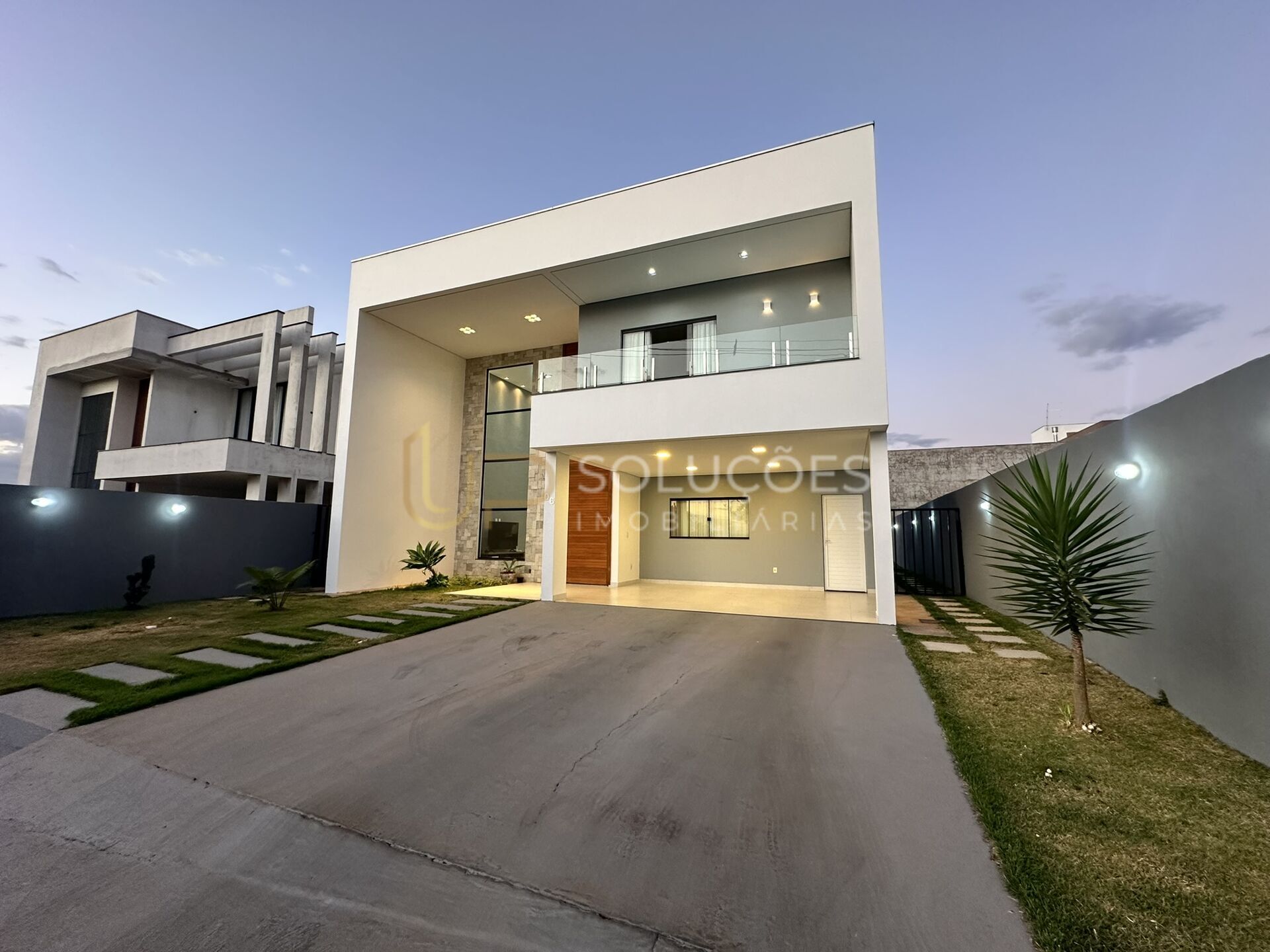 Casa de Condomínio à venda com 4 quartos, 290m² - Foto 1