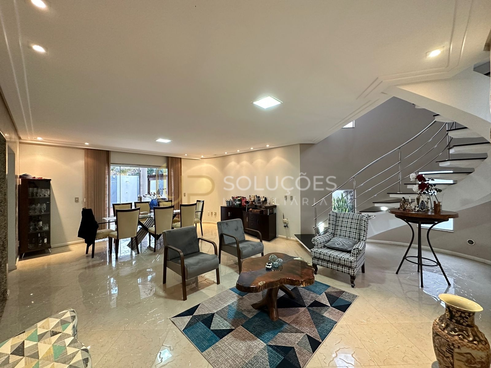 Casa de Condomínio à venda com 4 quartos, 390m² - Foto 2