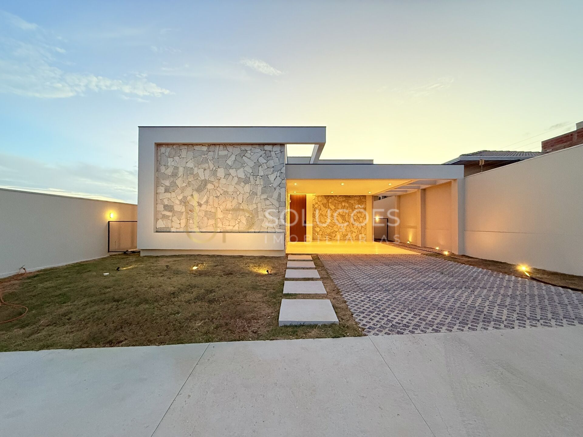Casa de Condomínio à venda com 4 quartos, 247m² - Foto 2