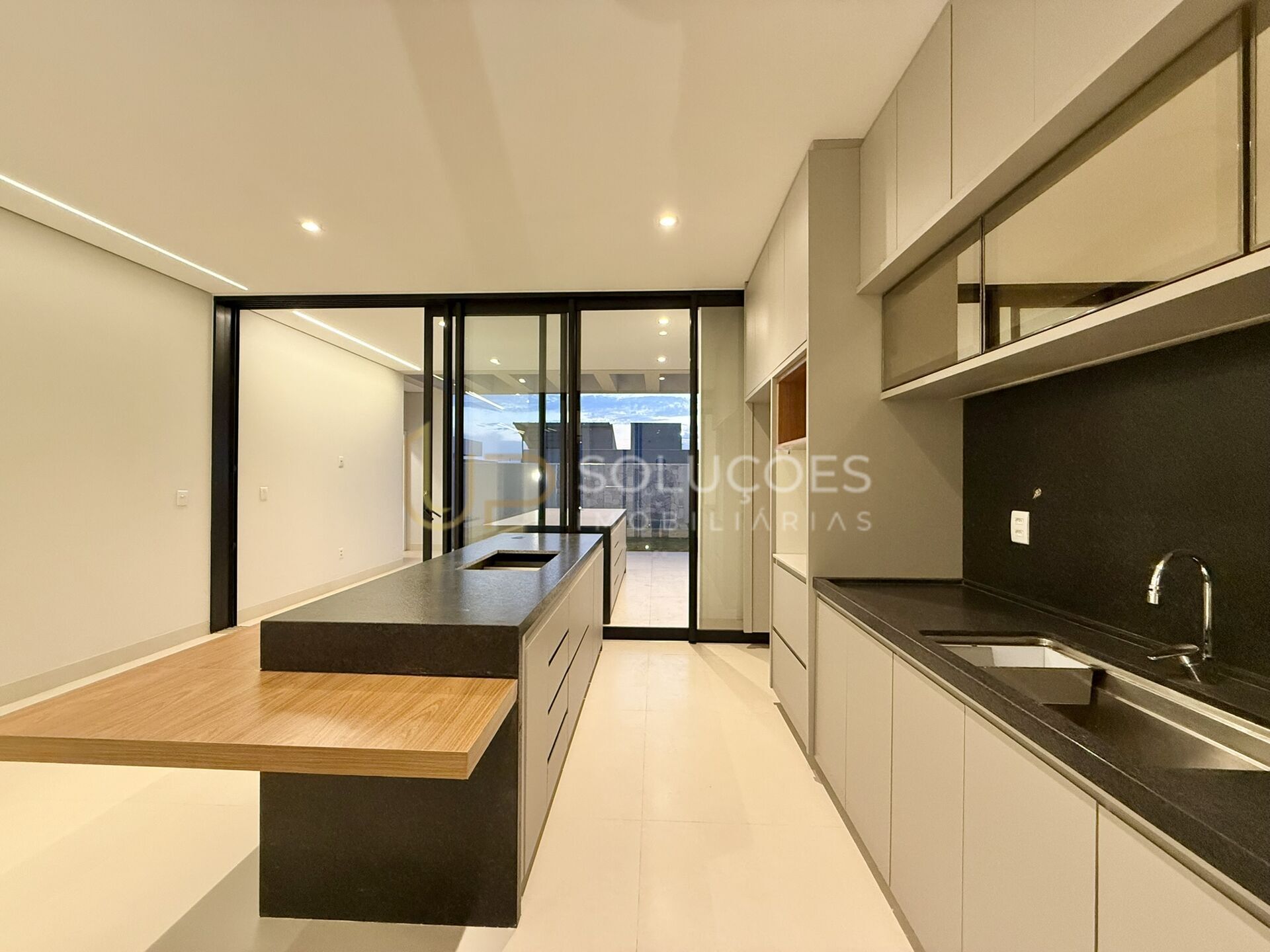 Casa de Condomínio à venda com 4 quartos, 247m² - Foto 12