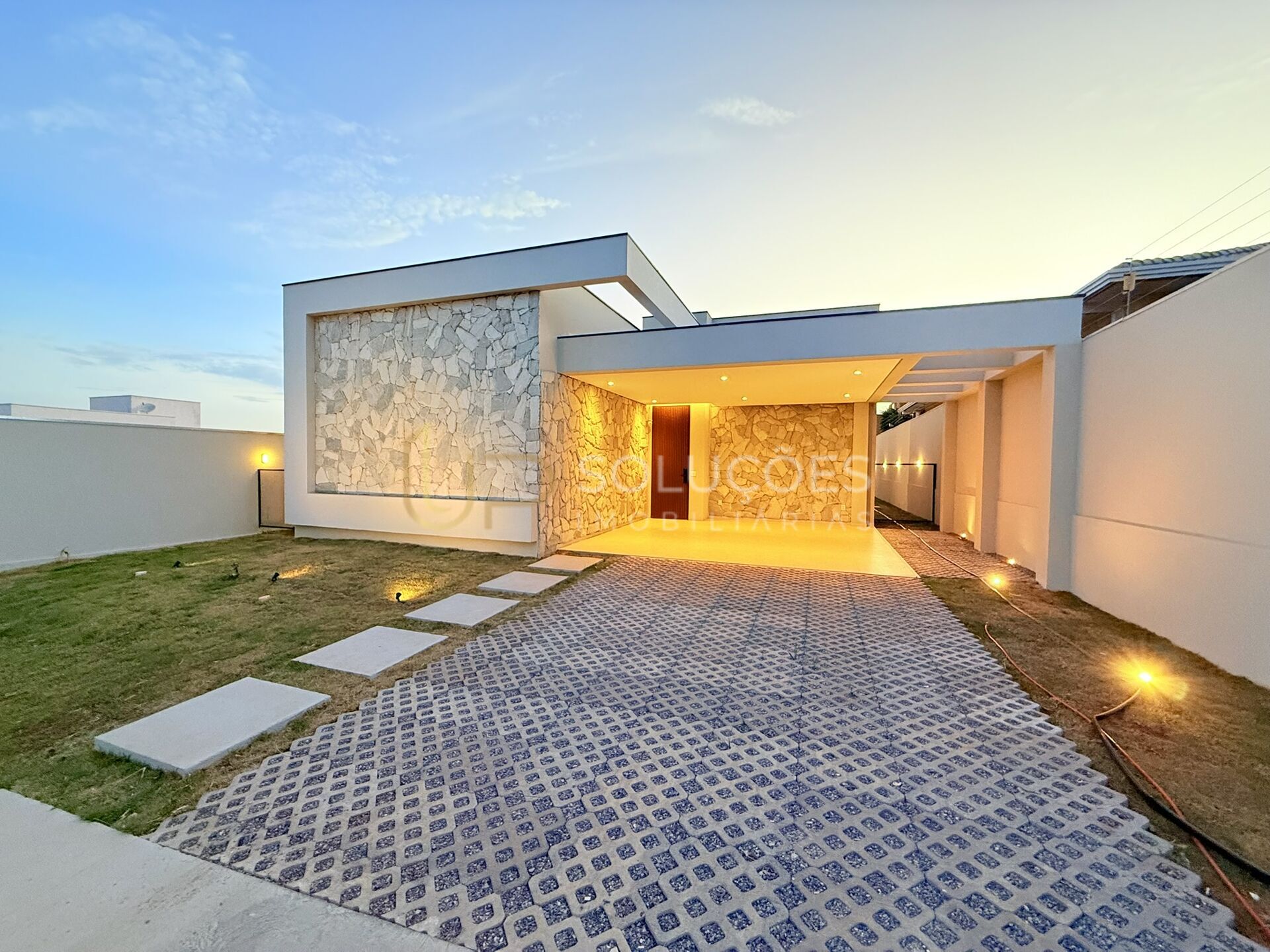 Casa de Condomínio à venda com 4 quartos, 247m² - Foto 1