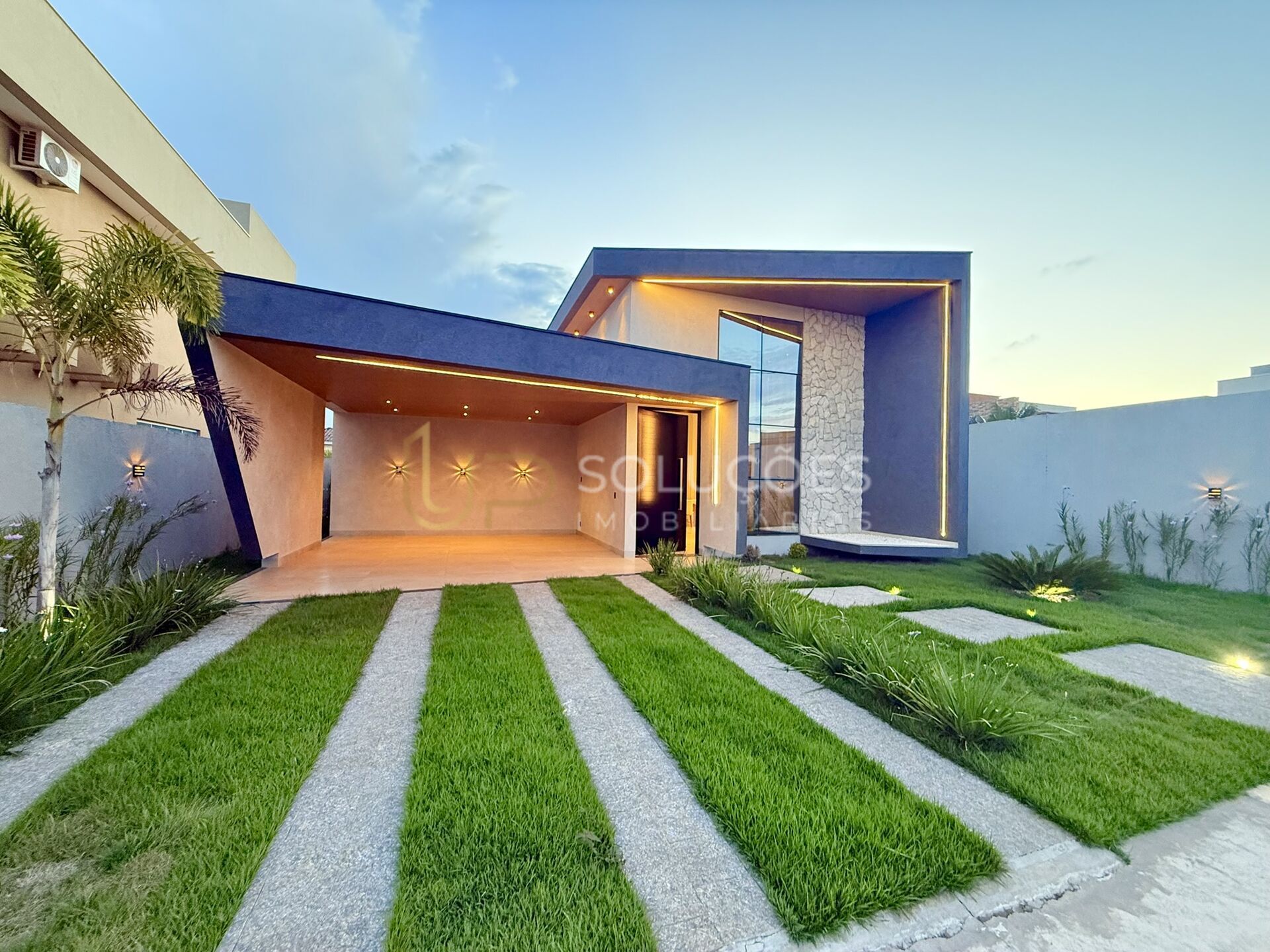 Casa de Condomínio à venda com 4 quartos, 250m² - Foto 1