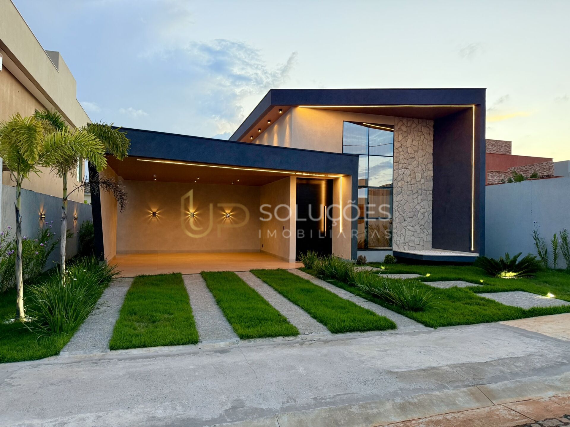 Casa de Condomínio à venda com 4 quartos, 250m² - Foto 2