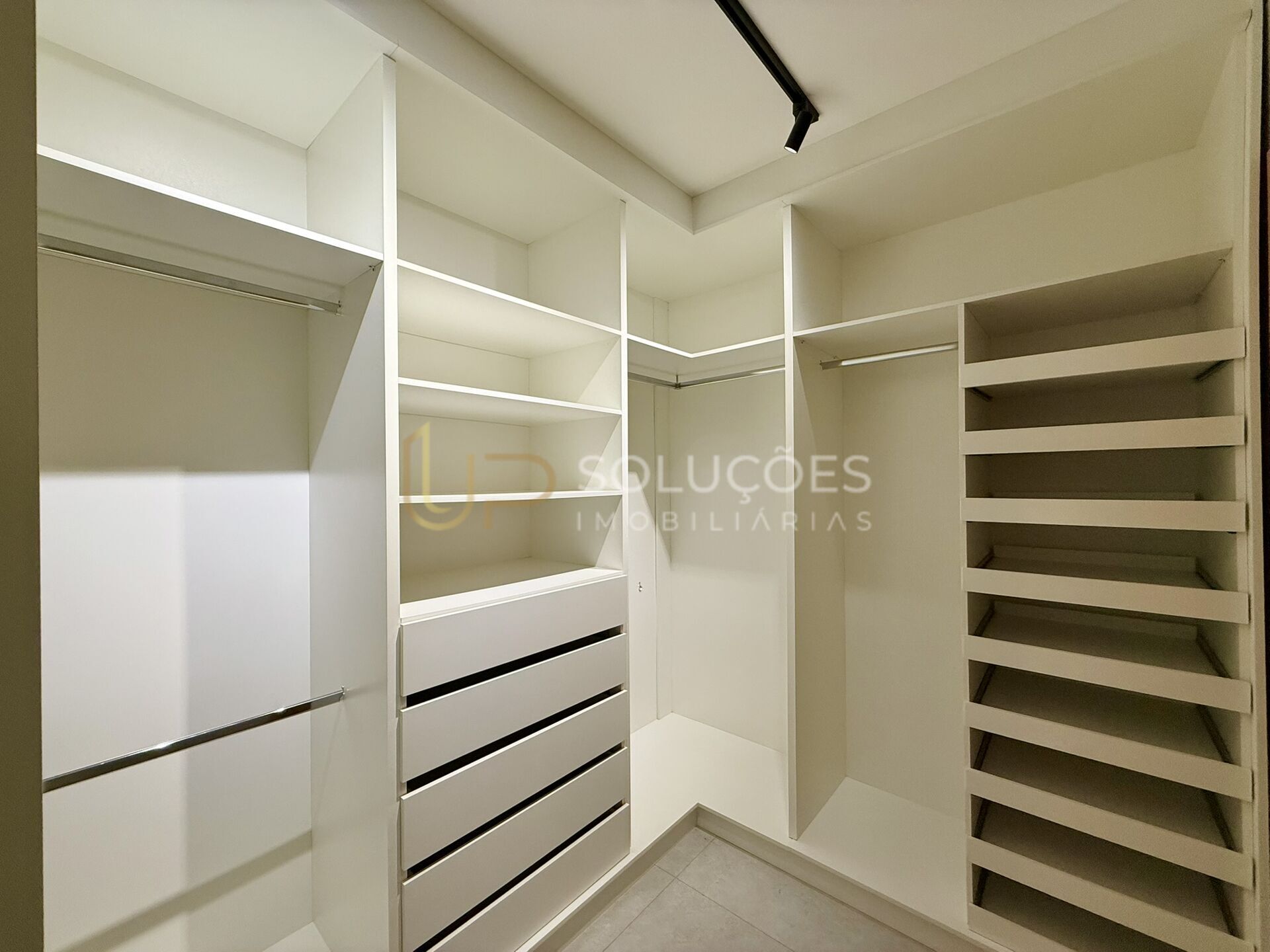 Casa de Condomínio à venda com 4 quartos, 250m² - Foto 25