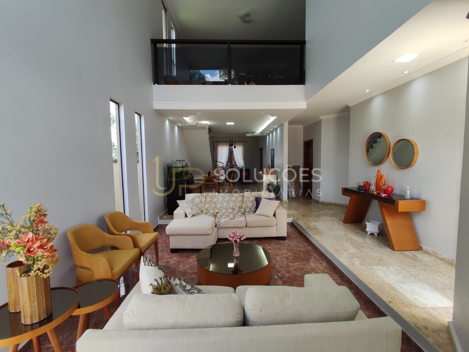 Casa de Condomínio à venda com 4 quartos, 240m² - Foto 1