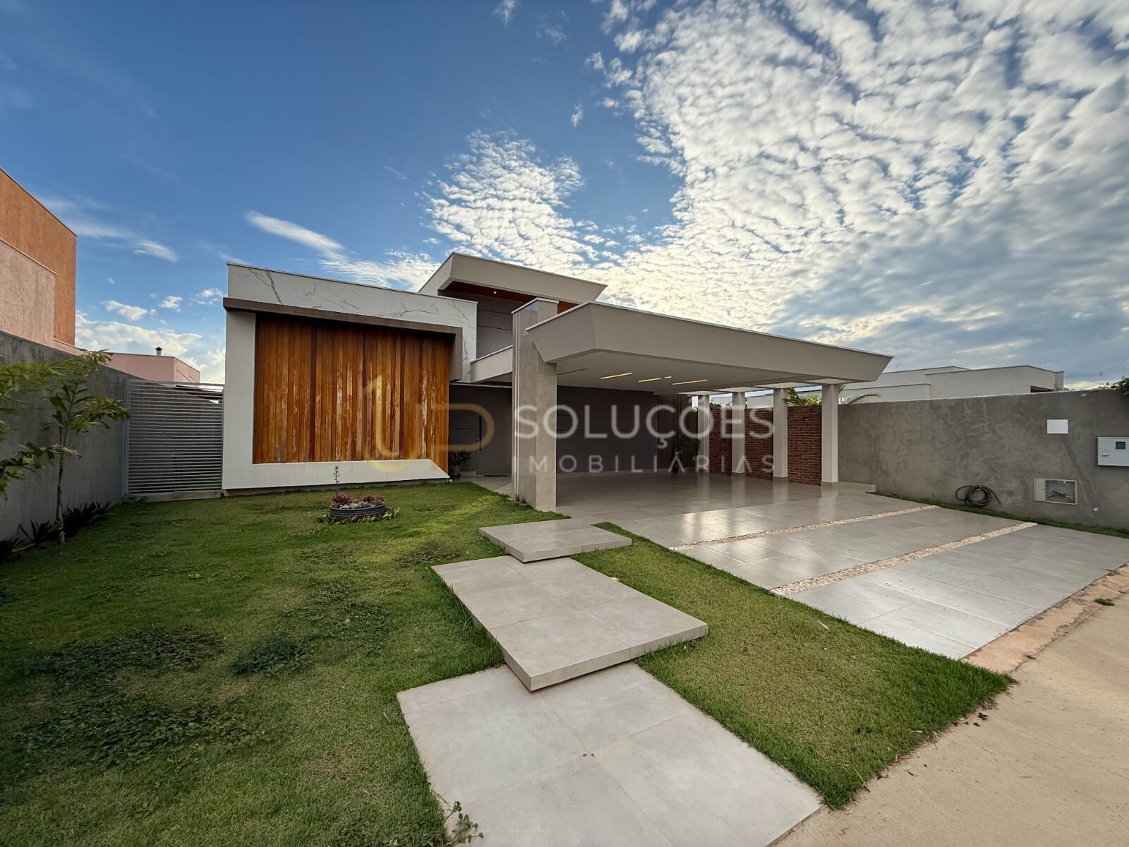 Casa de Condomínio à venda com 3 quartos, 290m² - Foto 2