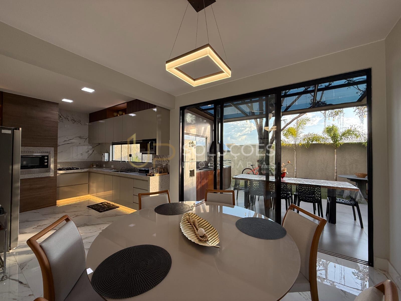 Casa de Condomínio à venda com 3 quartos, 290m² - Foto 1