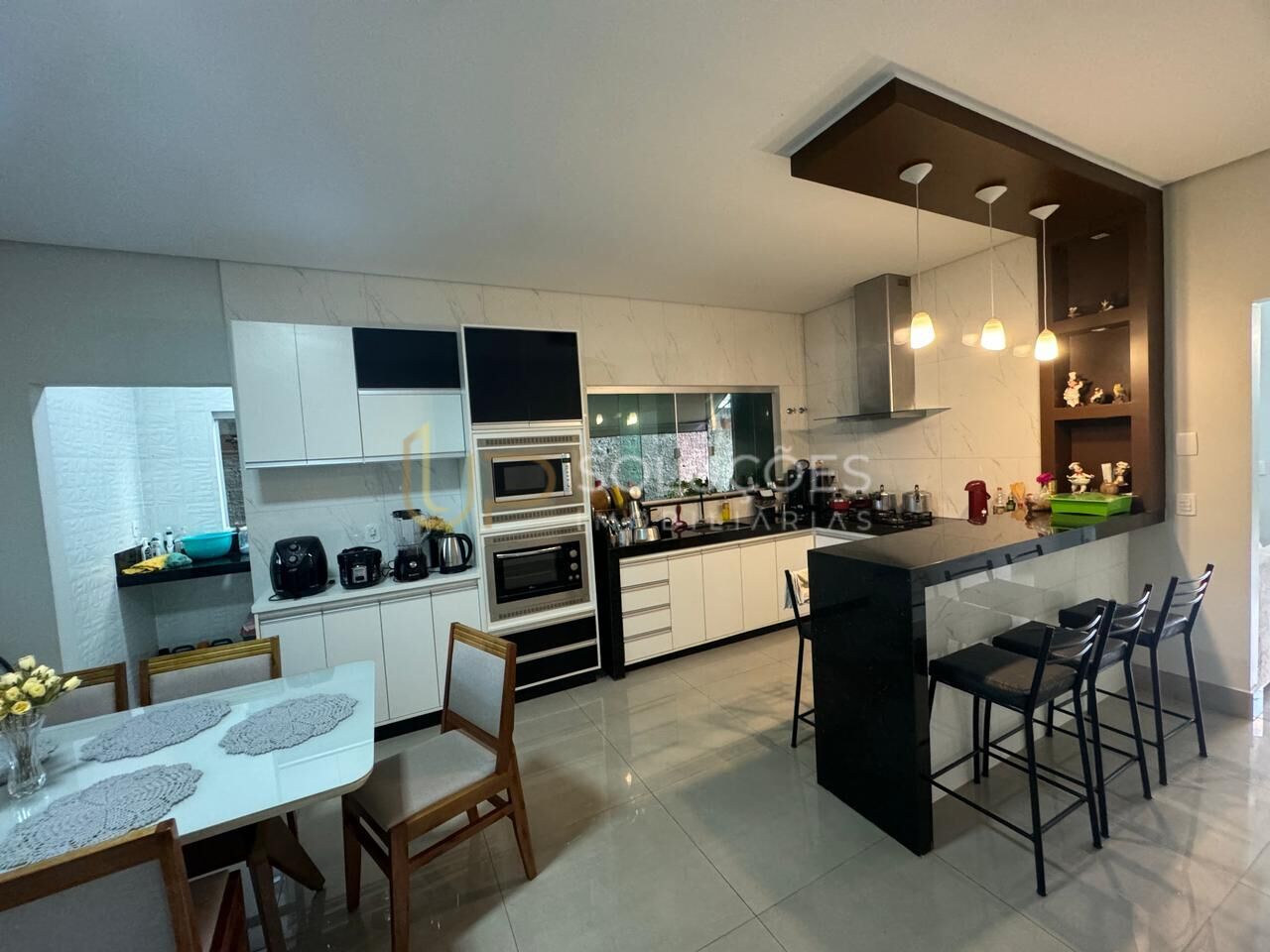 Casa de Condomínio à venda com 3 quartos, 183m² - Foto 1