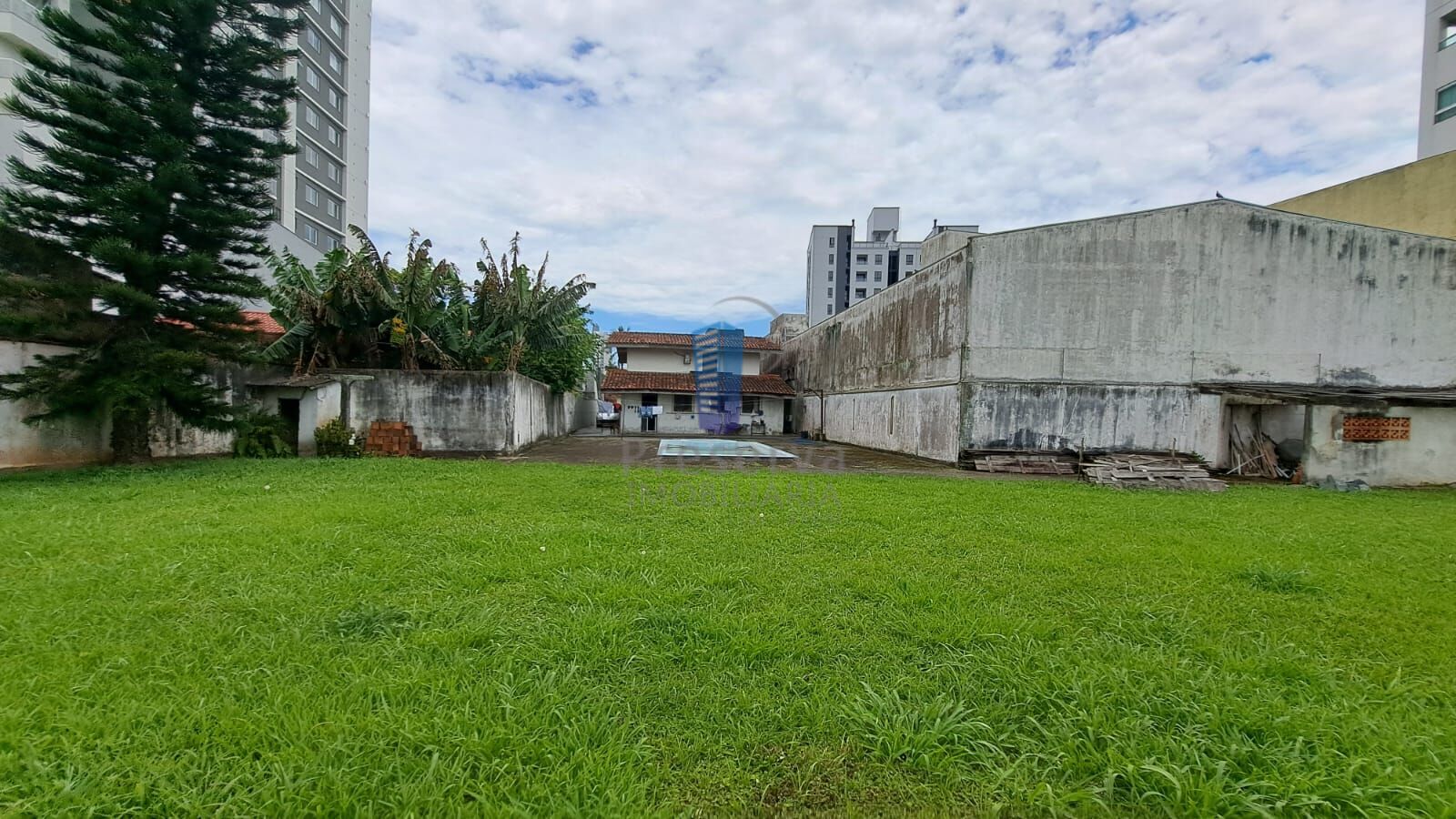 Sobrado à venda com 4 quartos, 350m² - Foto 1