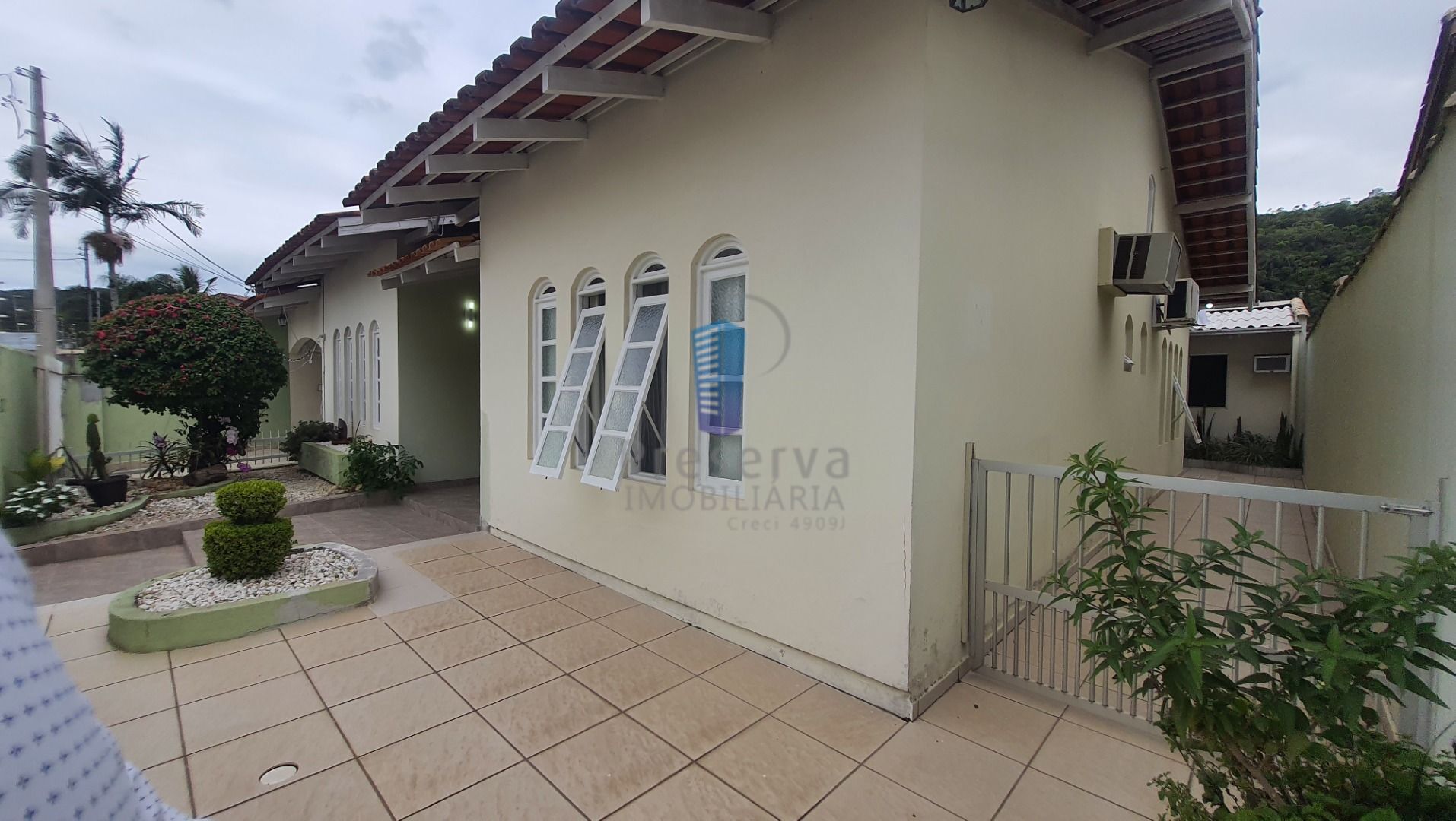 Casa à venda com 5 quartos, 200m² - Foto 1