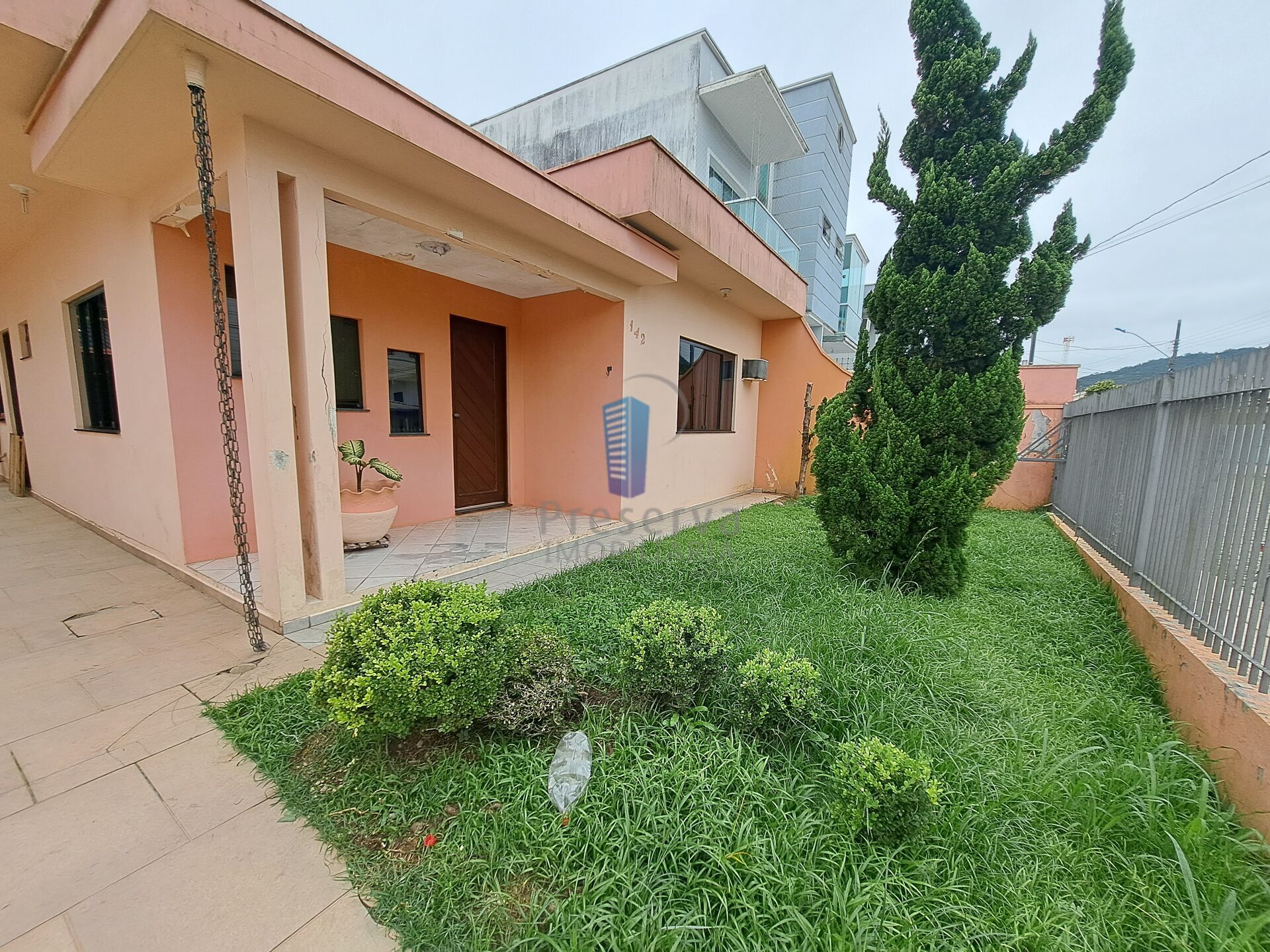 Casa à venda com 3 quartos, 200m² - Foto 1