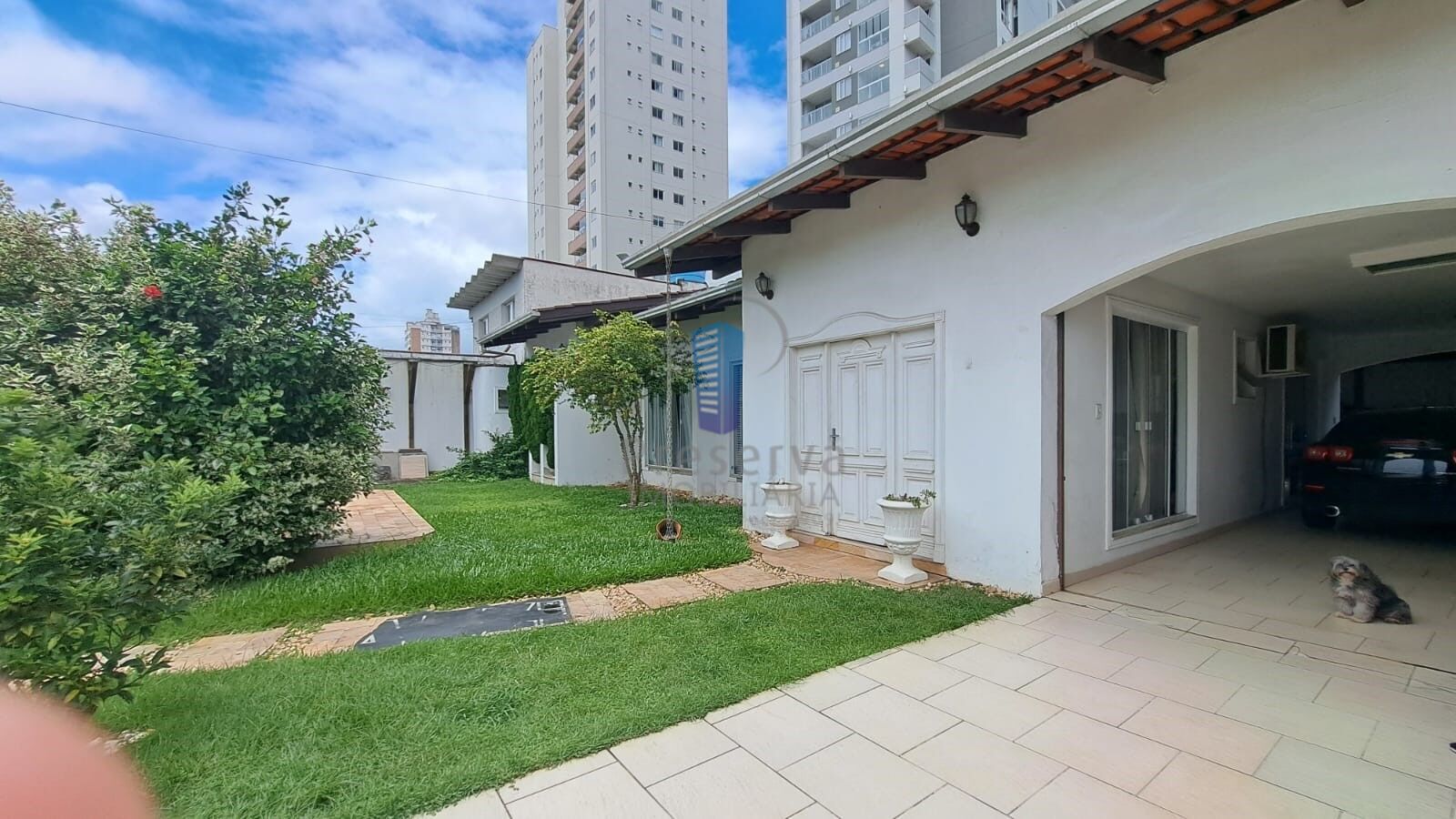 Casa à venda com 3 quartos, 300m² - Foto 1