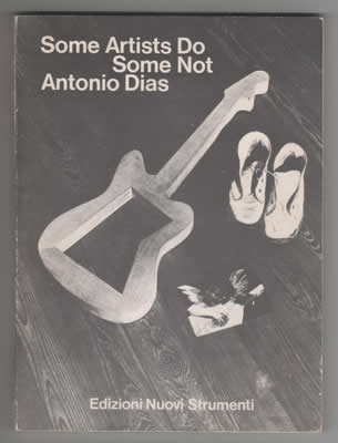 Capa do raro livro de Antonio Dias, editado na Itália, em 1974, quando ele vivia em Milão. O artista explora as potencialidades escultóricas da guitarra, em ensaios fotográficos com uma figura vestida de Jimi Hendrix e outros experimentos. | Autor: Antonio Dias