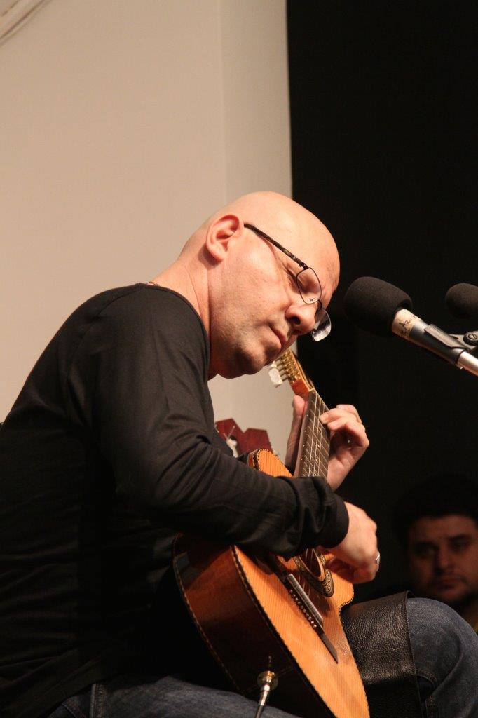Felipe Azevedo em Tamburilando canções em trânsito | Fotos: Igor Sperotto