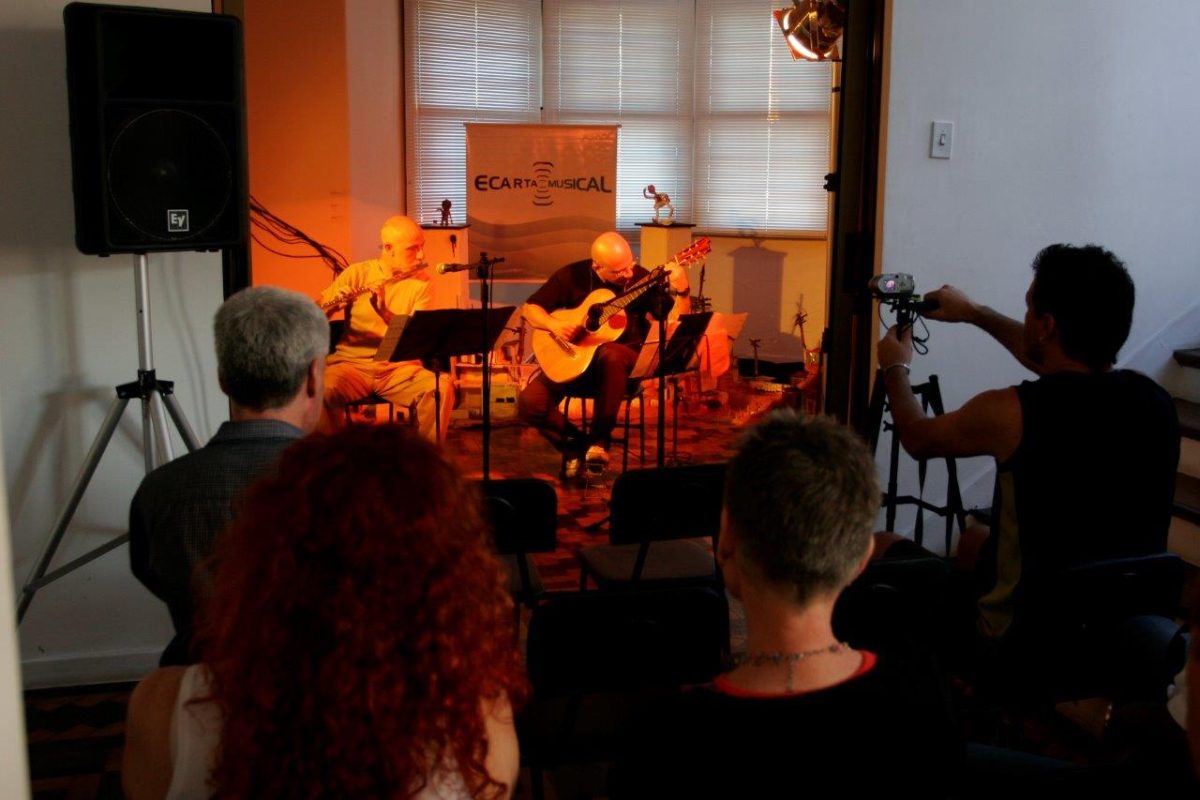 O violonista Felipe Azevedo com o flautista Ayres Potthoff – Show De Ébano e Metal | Fotos: Tania Meinerz