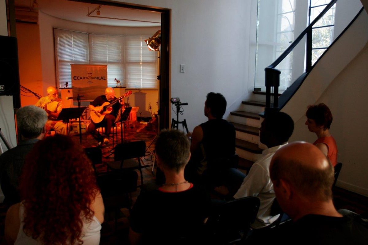 O violonista Felipe Azevedo com o flautista Ayres Potthoff – Show De Ébano e Metal | Fotos: Tania Meinerz