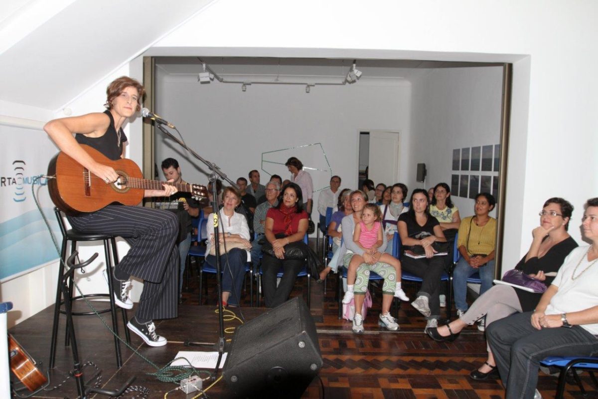 Monica Tomasi – Voz e violão | Fotos: Rene Cabrales