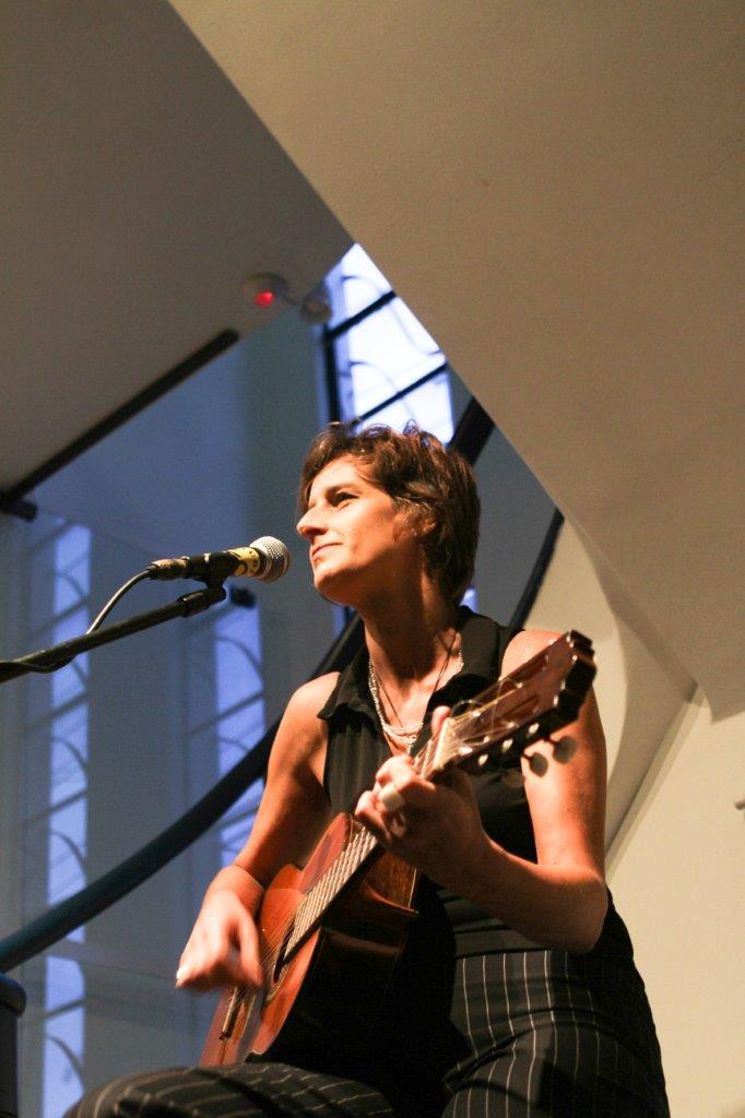 Monica Tomasi – Voz e violão | Fotos: Rene Cabrales