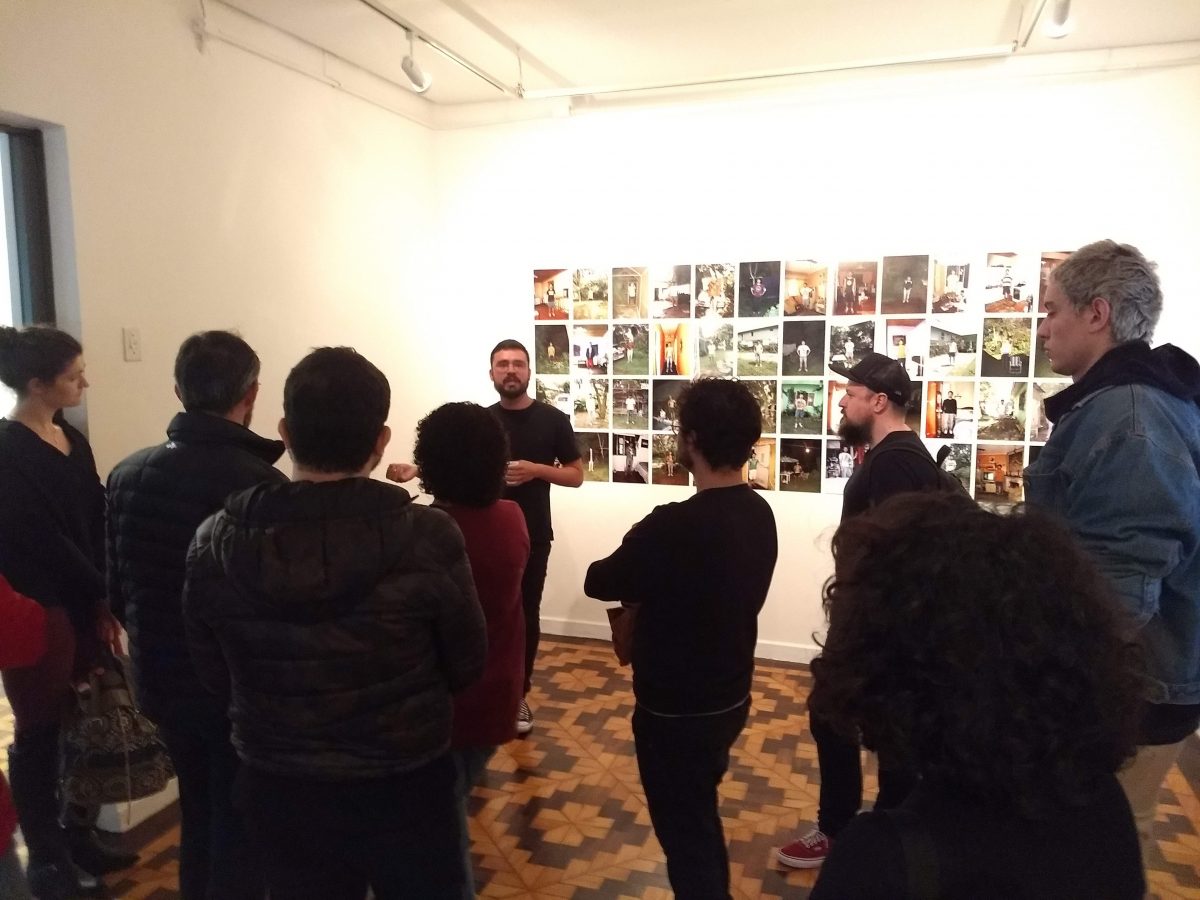 Visita do Grupo de Fotografia, coordenado pelo professor Marco filho, à exposição Como faremos para desaparecer | Foto: Divulgação