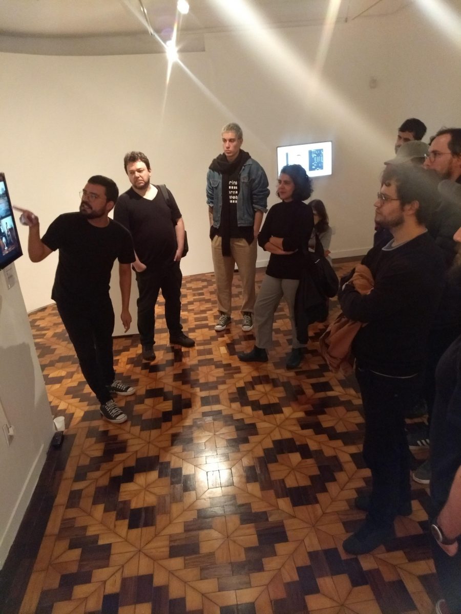 Visita do Grupo de Fotografia, coordenado pelo professor Marco filho, à exposição Como faremos para desaparecer | Foto: Divulgação