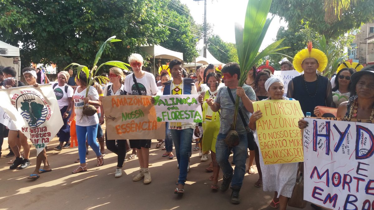 Amazônia Centro do Mundo – Caminhada passando pelo centro de Altamira (Pará) reuniu ativistas, indígenas, ribeirinhos, acadêmicos, cientistas, para plantar mudas de árvores em homenagem às vítimas do massacre no presídio  | Foto: Clara Glock