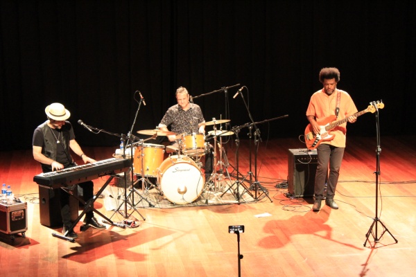 Luciano Leães (voz e piano), acompanhado por Edu Meirelles (baixo) e Ronie Martinez (bateria).
