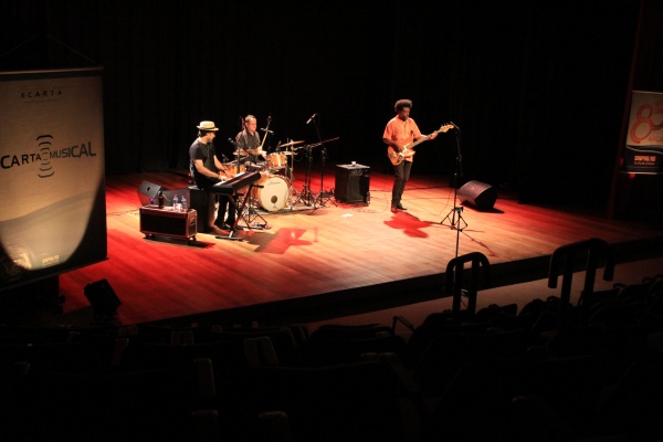 Luciano Leães (voz e piano), acompanhado por Edu Meirelles (baixo) e Ronie Martinez (bateria).