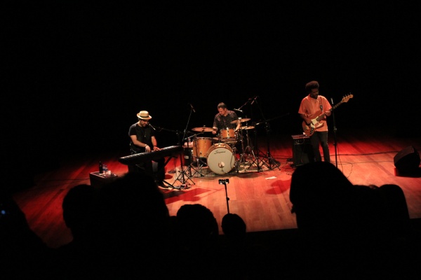 Luciano Leães (voz e piano), acompanhado por Edu Meirelles (baixo) e Ronie Martinez (bateria).