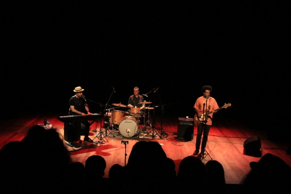 Luciano Leães (voz e piano), acompanhado por Edu Meirelles (baixo) e Ronie Martinez (bateria).