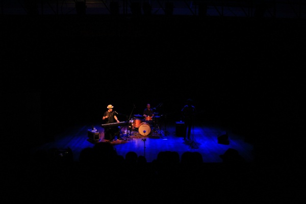 Luciano Leães (voz e piano), acompanhado por Edu Meirelles (baixo) e Ronie Martinez (bateria).