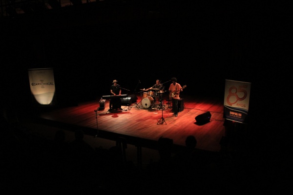 Luciano Leães (voz e piano), acompanhado por Edu Meirelles (baixo) e Ronie Martinez (bateria).