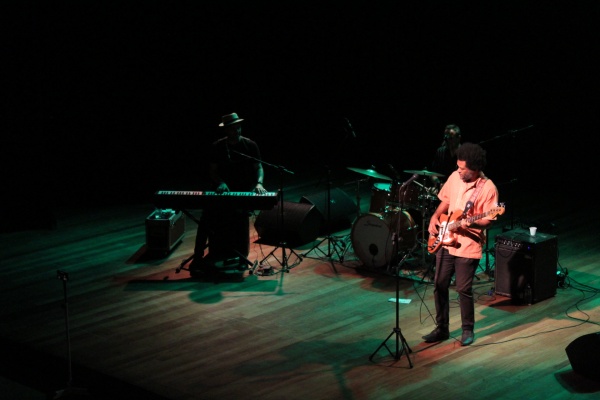 Luciano Leães (voz e piano), acompanhado por Edu Meirelles (baixo) e Ronie Martinez (bateria).