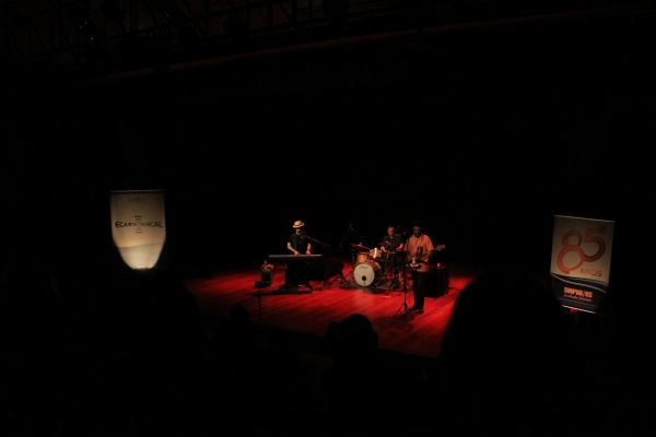 Luciano Leães (voz e piano), acompanhado por Edu Meirelles (baixo) e Ronie Martinez (bateria).