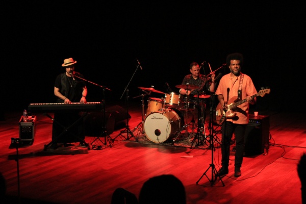 Luciano Leães (voz e piano), acompanhado por Edu Meirelles (baixo) e Ronie Martinez (bateria).