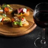 Tapas, bruschettas, risoto e vinhos
