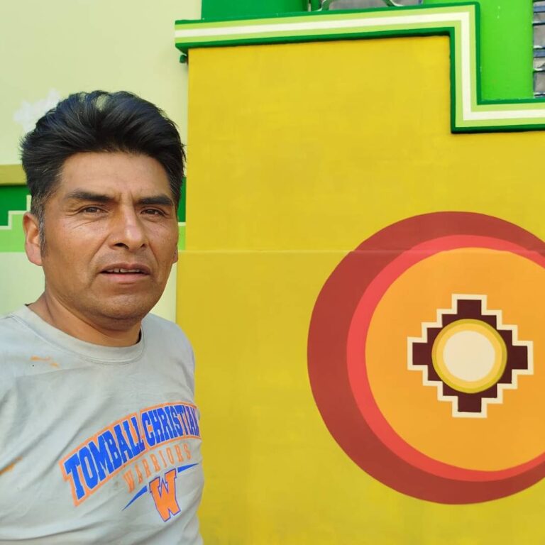 Fundação Ecarta marca estreia na Bienal do Mercosul  com pintura do prédio por artista boliviano