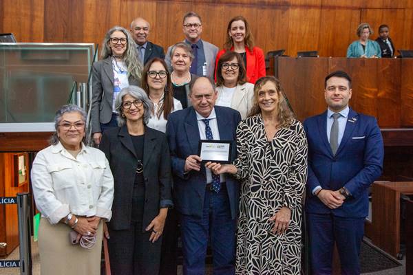 Homenagem foi prestada pela deputada Sofia Cavedon. Criada pelo Sinpro/RS, entidade é referência cultural no RS com projetos que unem arte, educação e cidadania | Foto: Raul Pereira/Alergs