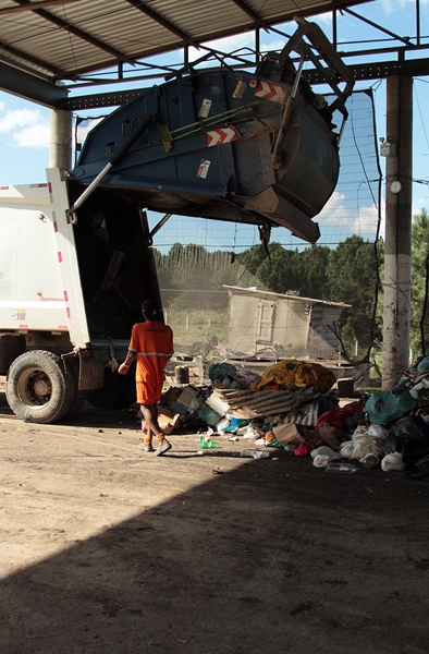 Entre 230 e 260 toneladas de lixo são geradas diariamente pelos 328 mil habitantes do município. 