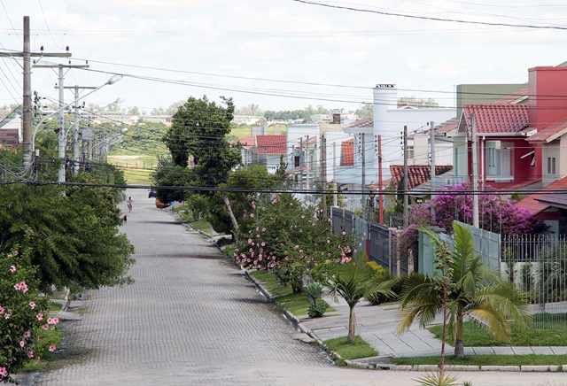 Novo bairro de classe média surge ao lado do aterro sanitário desativado da cidade. 