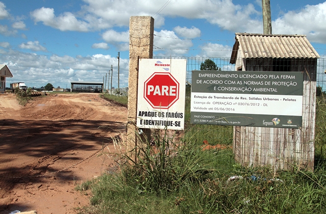 Portão de entrada da área de transbordo de resíduos sólidos urbanos de Pelotas. A empresa Meio-este Ambiental, de Caçador (SC), é responsável pela operação do aterro sanitário de Candiota. 
